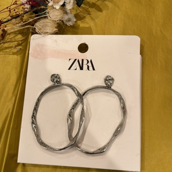 ZARA IRREGULAR HOOP EARRINGS LIMITED EDITION NWT ✨✨✨✨ Celeb style - Picture 5 of 5